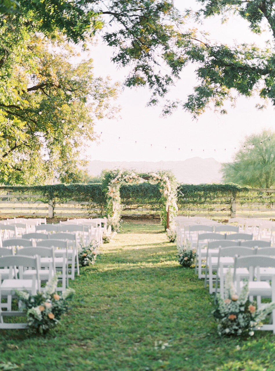 organic-wedding-flowers-outdoor-arizona-wedding-ceremony