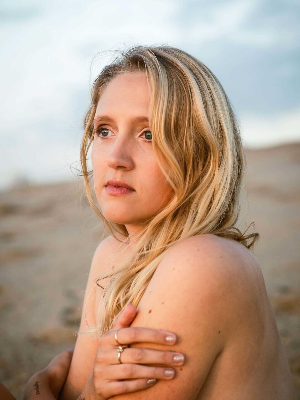 Harmonisches Aktportrait: Frau in künstlerischer Pose, dezente Eleganz und warmes Licht