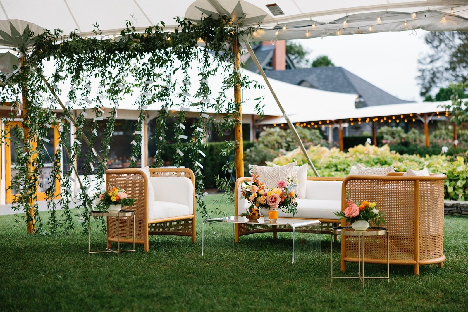 leila-james-events-newport-rhode-island-luxury-wedding-planner-castle-hill-inn-venue-erin-mcginn-wedding-photographer-bright-florals-CH0510 copy