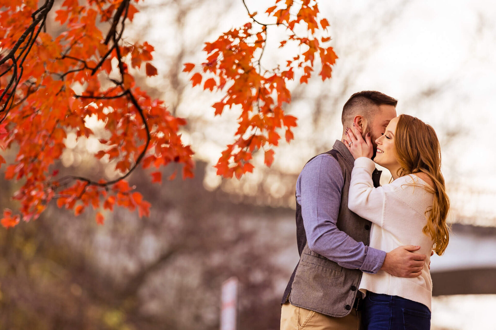 eden-park-cincinnati-romatic-fall-engagement-session-kiss