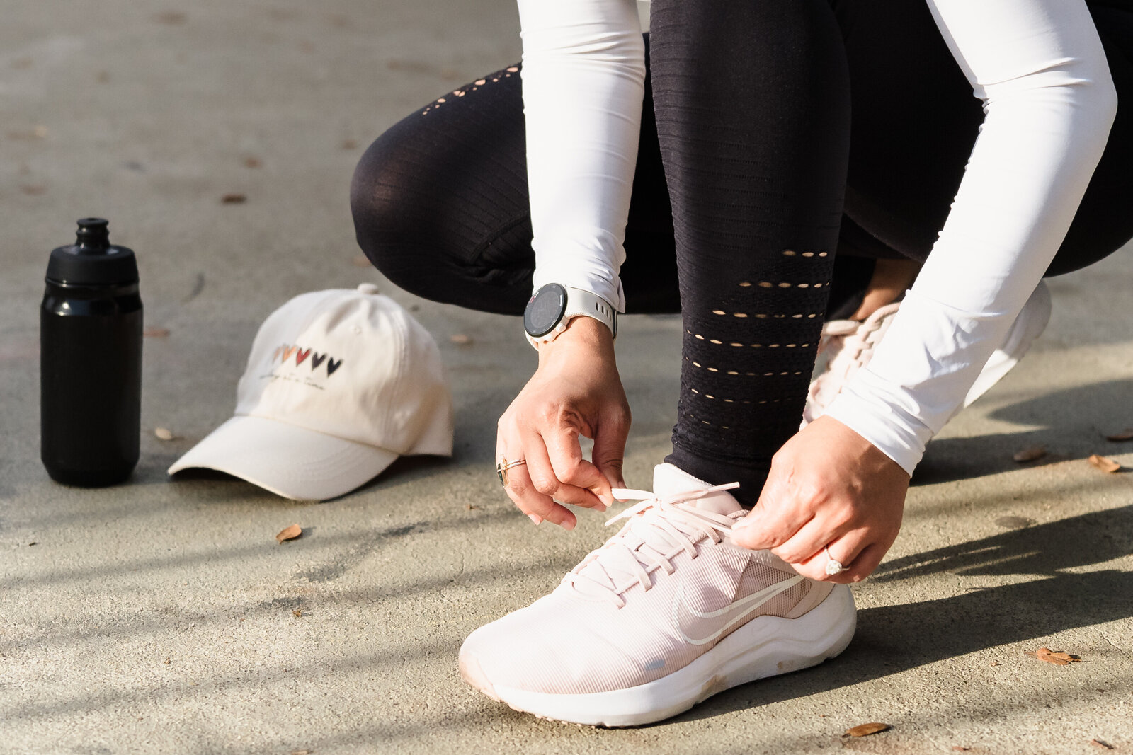 runner laces her shoes