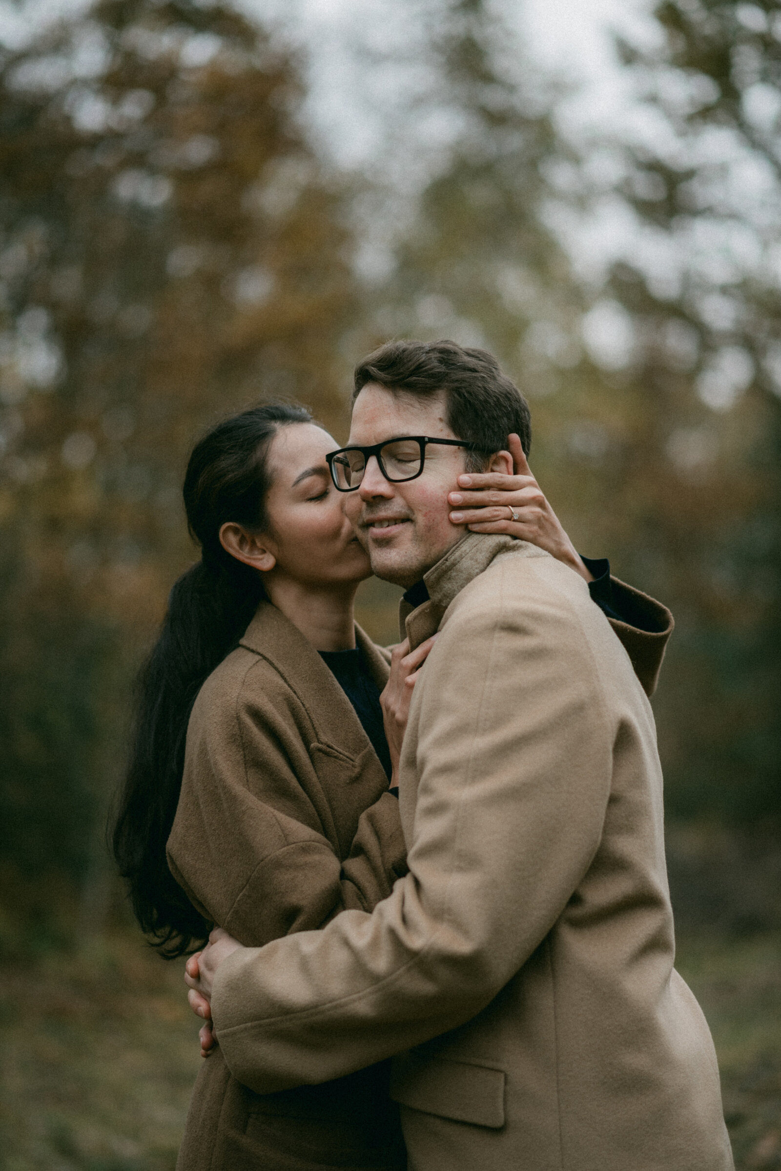 Couple in the park of Mustio Manor on a photography session with photographer Hannika Gabrielsson