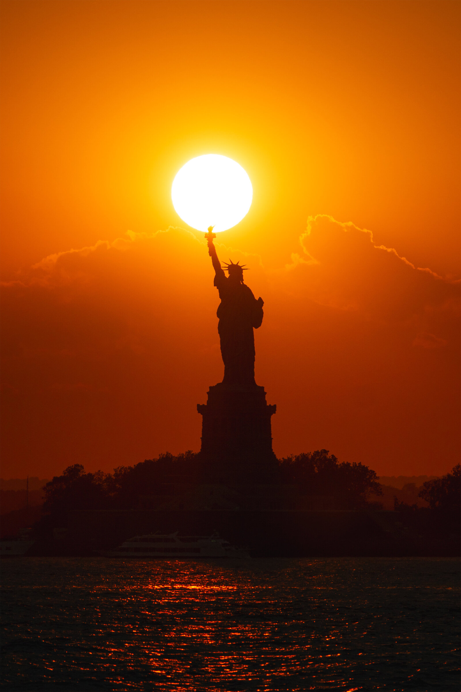 Statue-of-liberty-sunset-travel-photographer-erin-donahue-photography-niredonahue