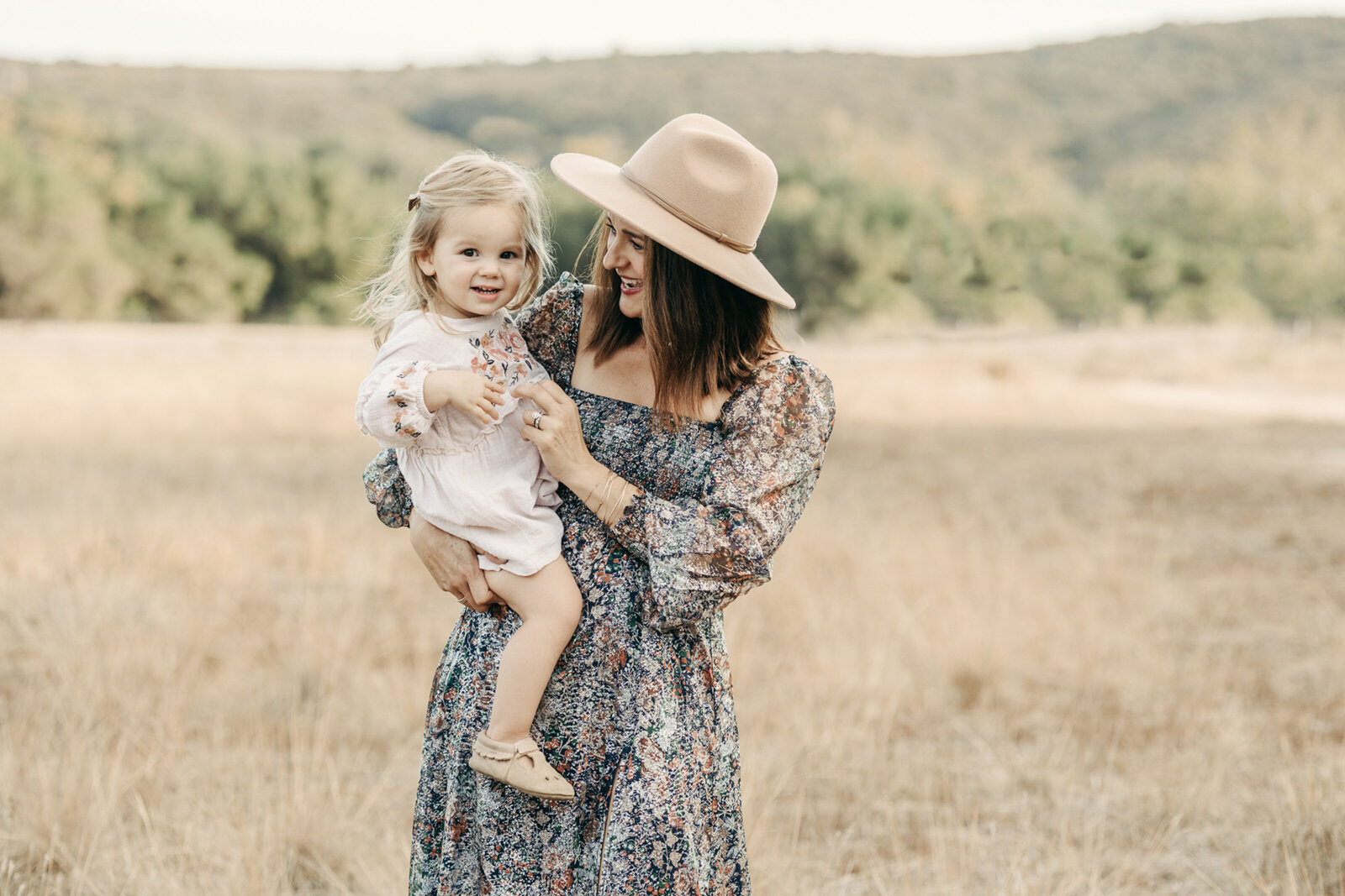family-motherhood-vista-photography-field-1