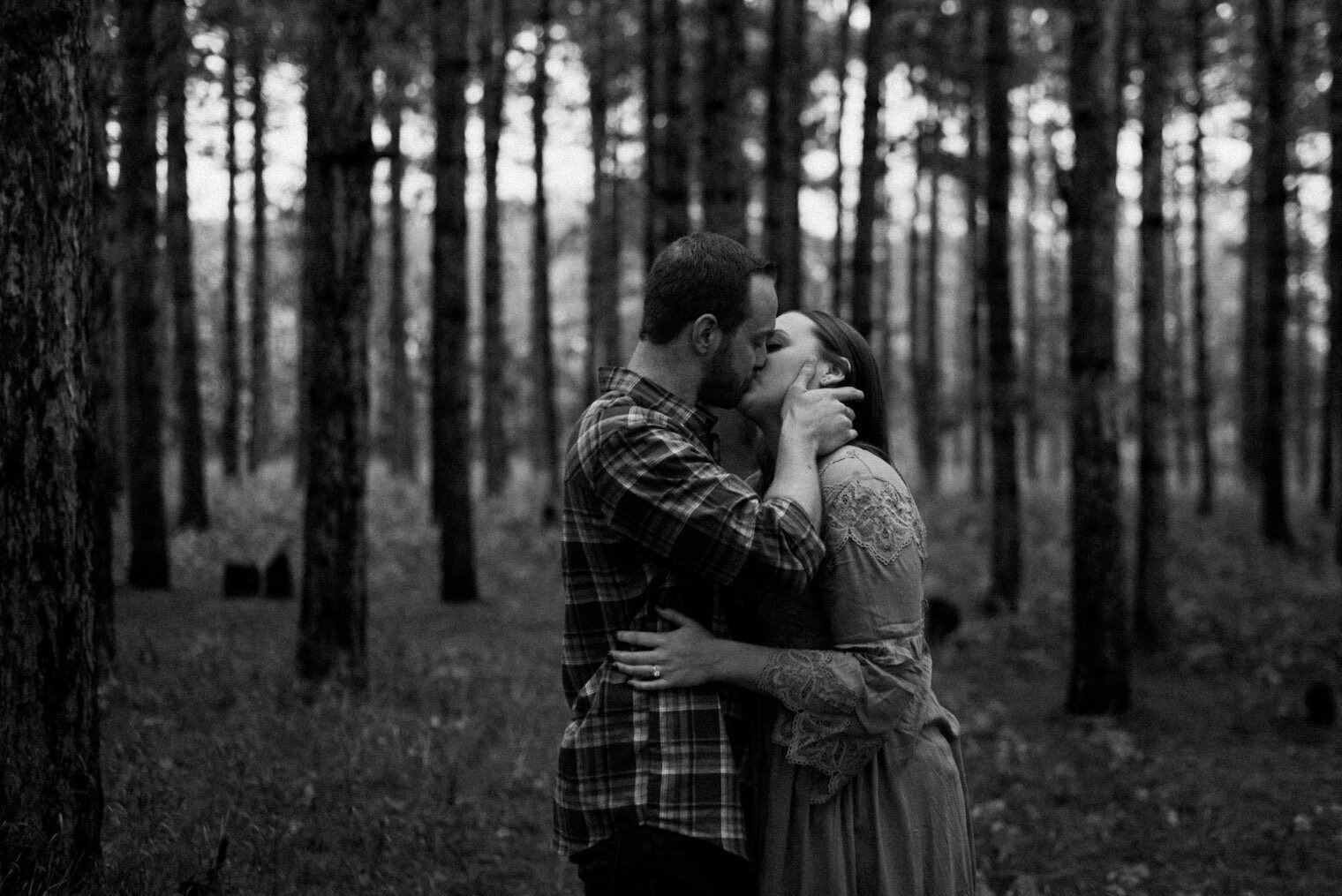 rainy-couples-photo-session-montissippi-county-park-minnesota2