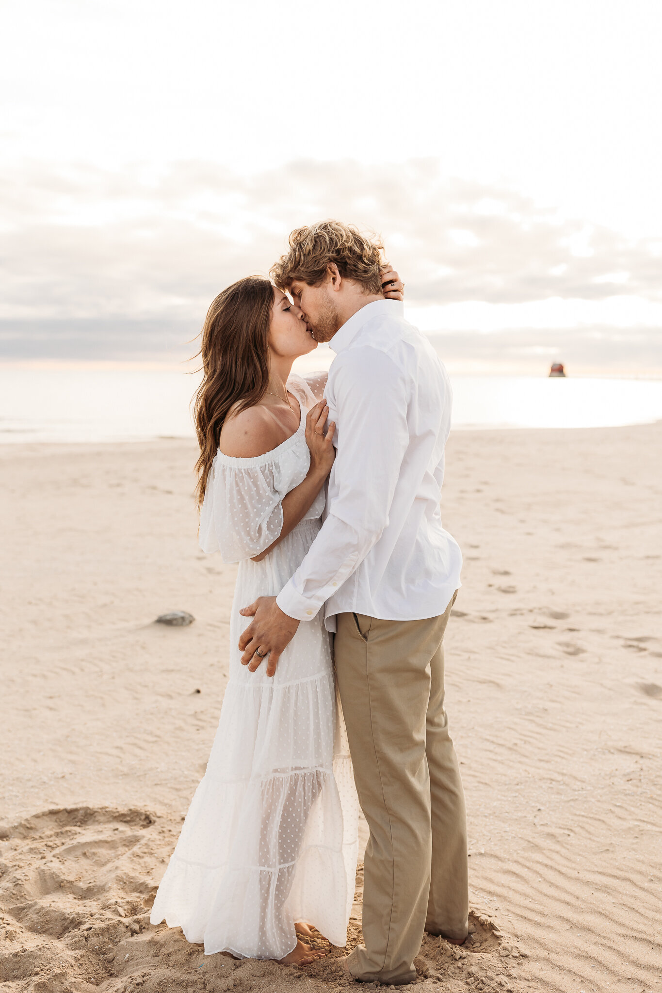 GRAND_HAVEN_AND_LAKE_MICHIGAN_ENGAGEMENT_PHOTOGRAPHER|Courtney_Lushaj_Photography_13