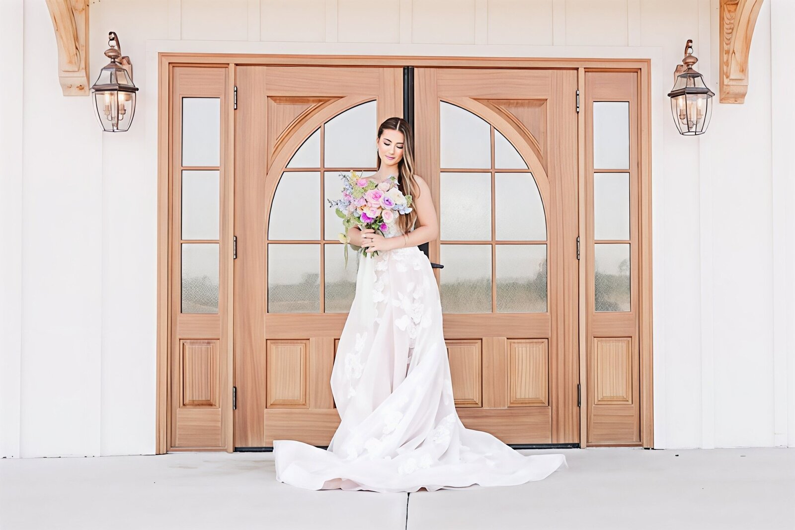 Bride-Flower-Bouquet-Barn-Style-Venue-The-Legacy-at-Willow-Pond.JPG