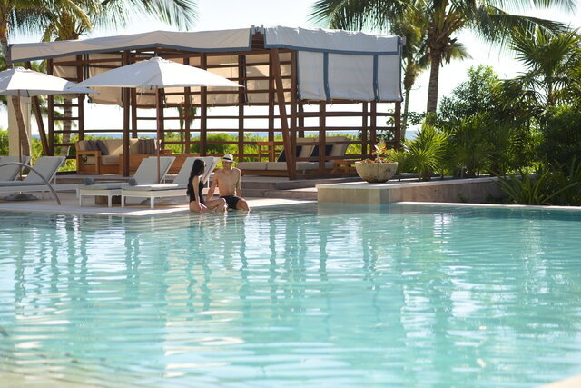 UNICO_couple pool