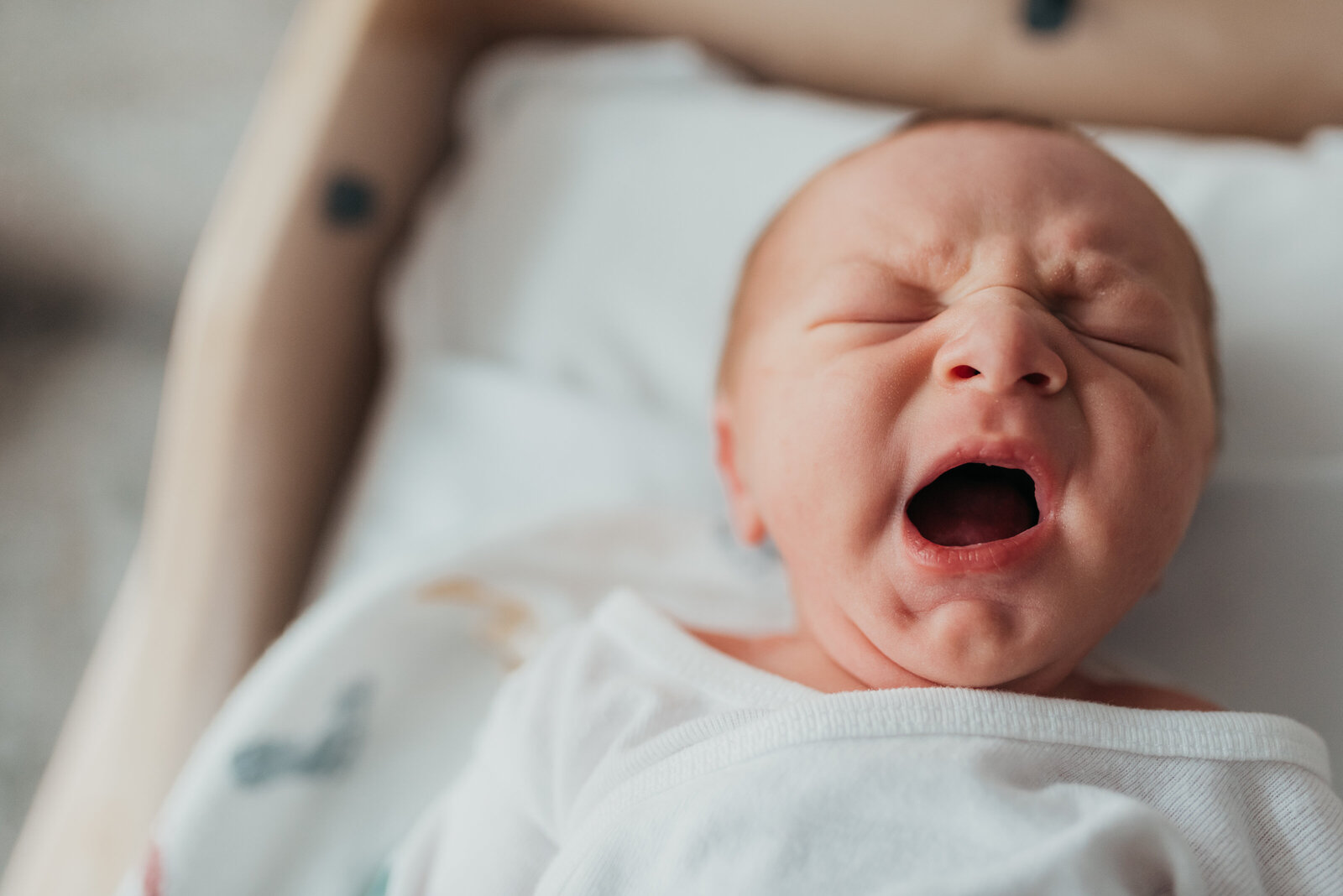 baby yawning in St. Louis hospital during a fresh 48 session
