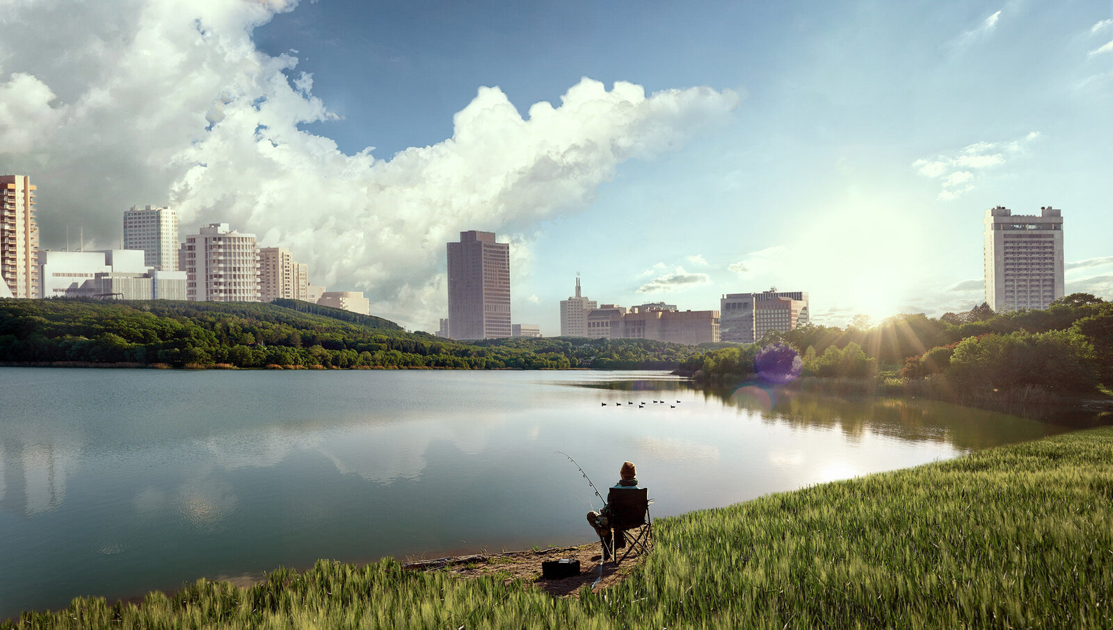 Fotomontage mit Person beim Angeln am Seeufer, im Hintergrund urbane Skyline und moderne Hochhäuser – Kontrast zwischen Stadt und Natur bei Sonnenuntergang.