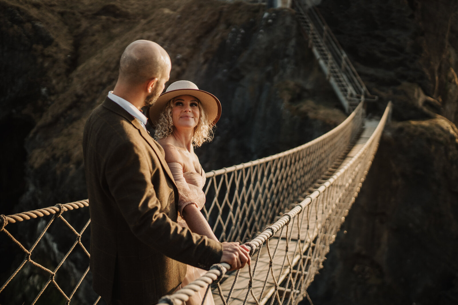 carrick-a-rede-rope-bridge-wedding-01380-87