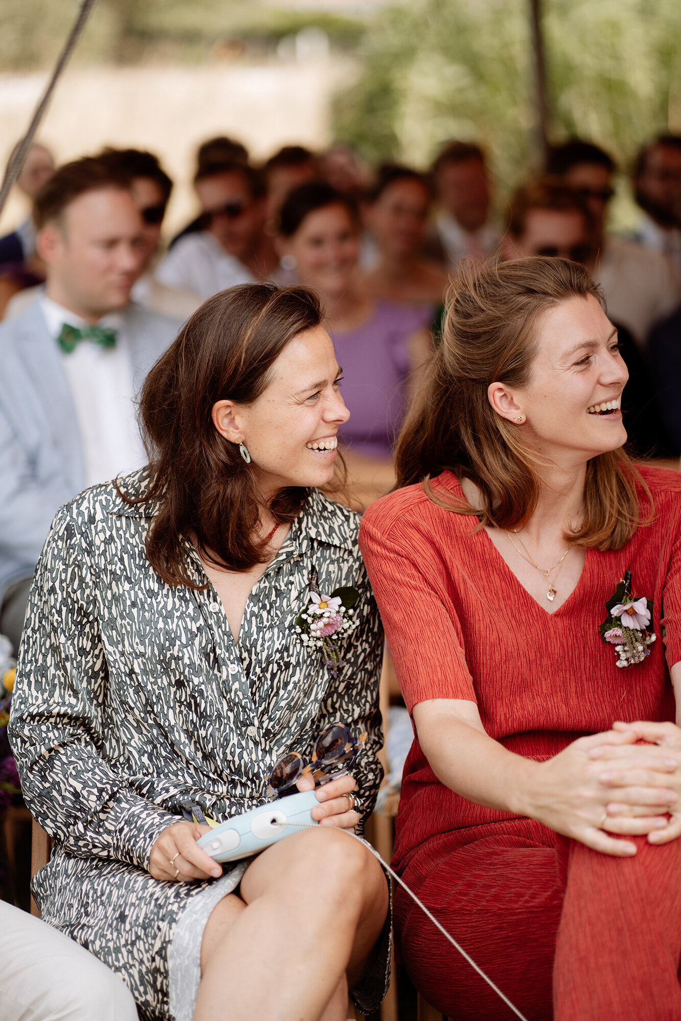 meike molenaar fotografie gasten lachen tijdens ceremonie
