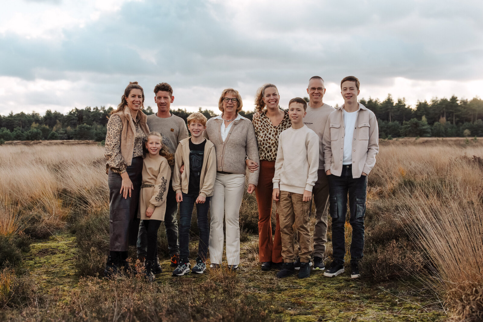 Familie op de heide met zonsondergang
