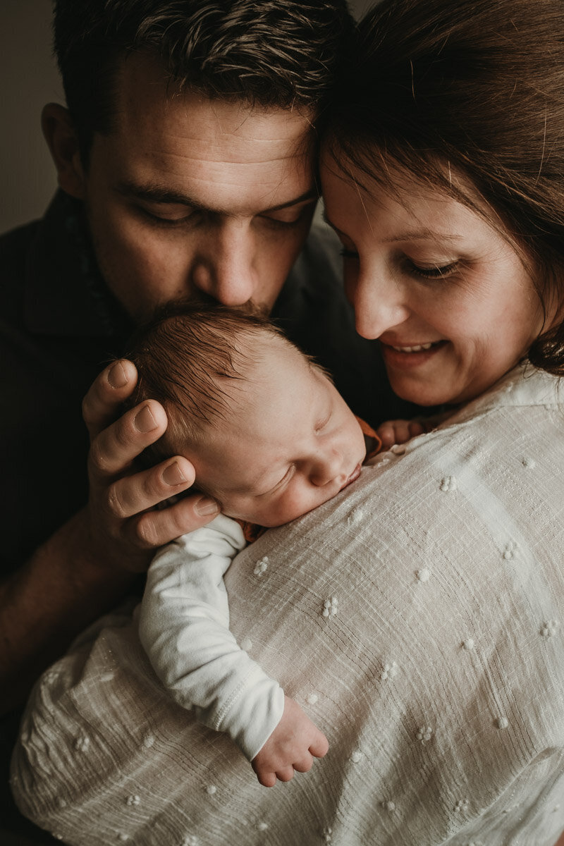 baby slapend bij papa en mama