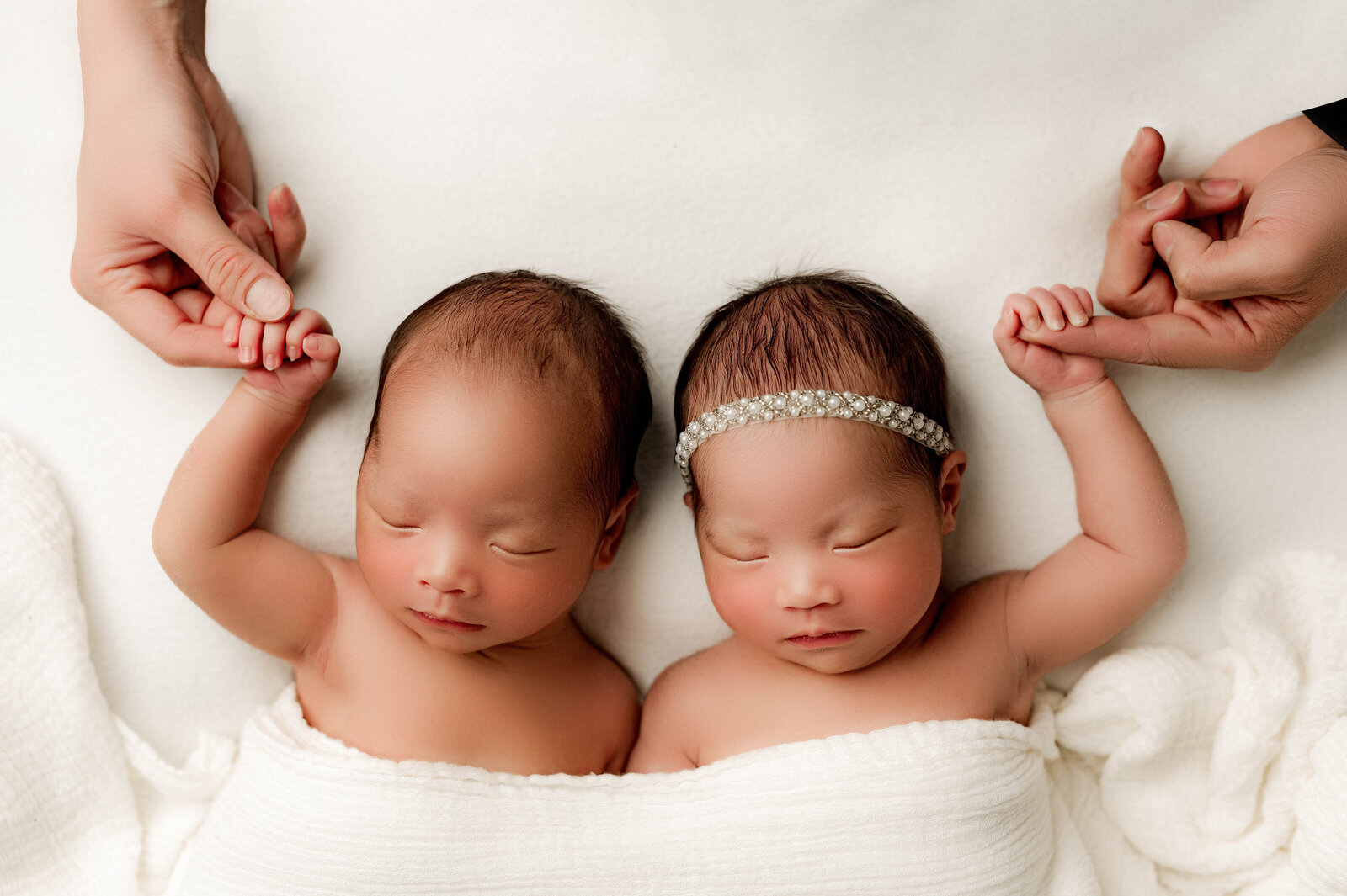Twins_newborn_charlotte_nicsostudio_-10