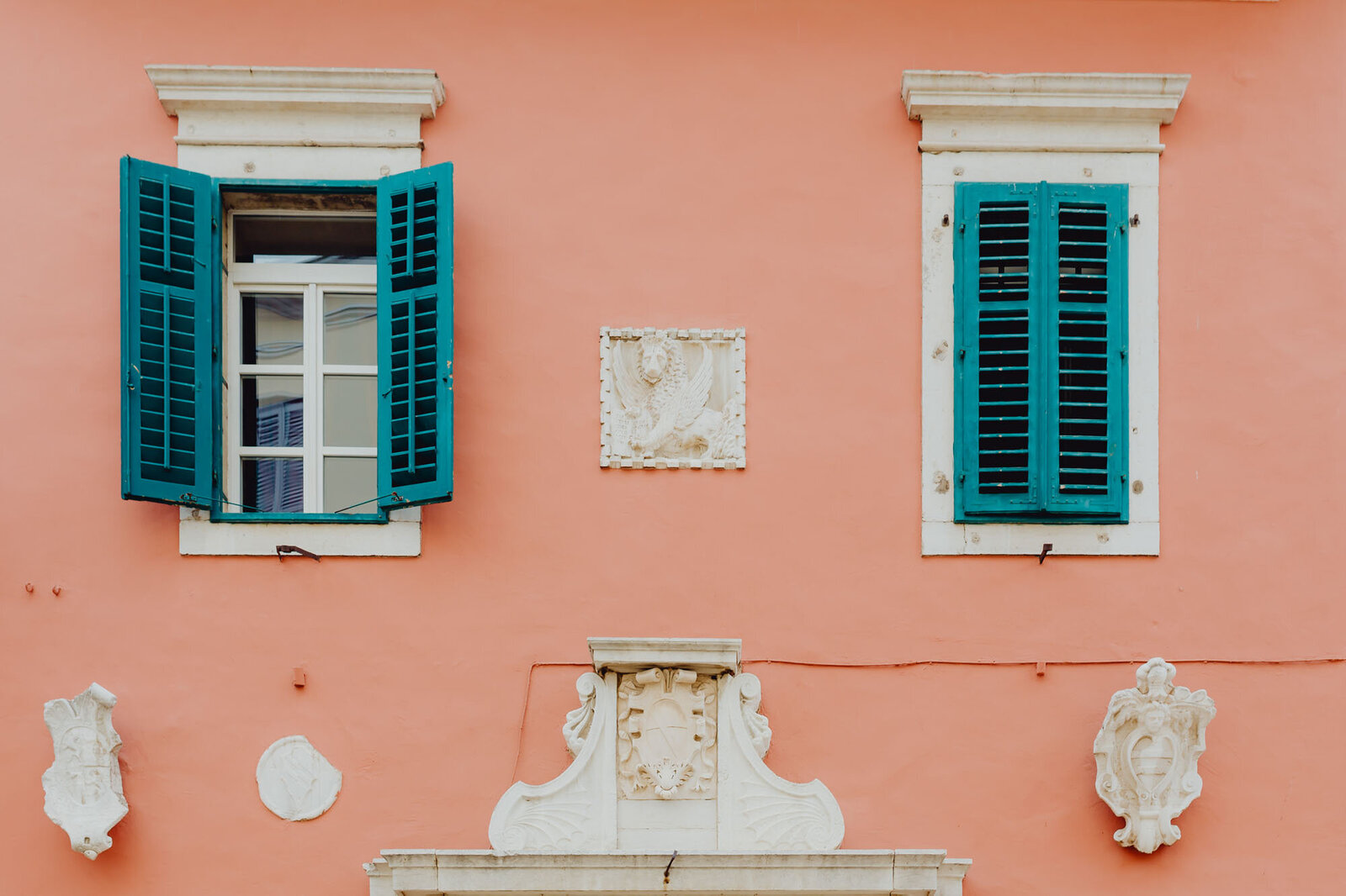 kaboompics_pastel-pink-building-with-turquoise-shutters-rovinj-croatia-10595