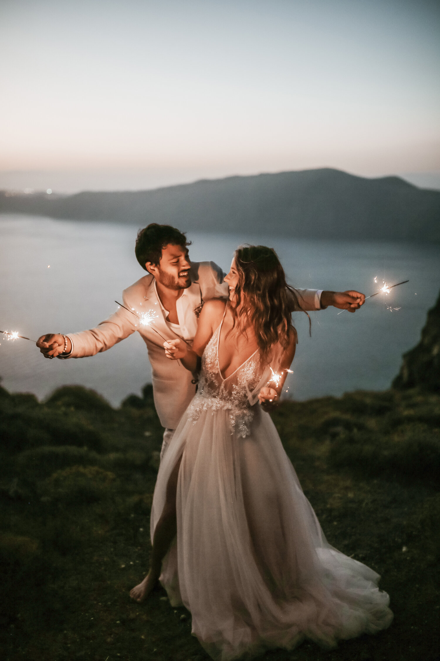 santorini-couple-sparklers-sunset