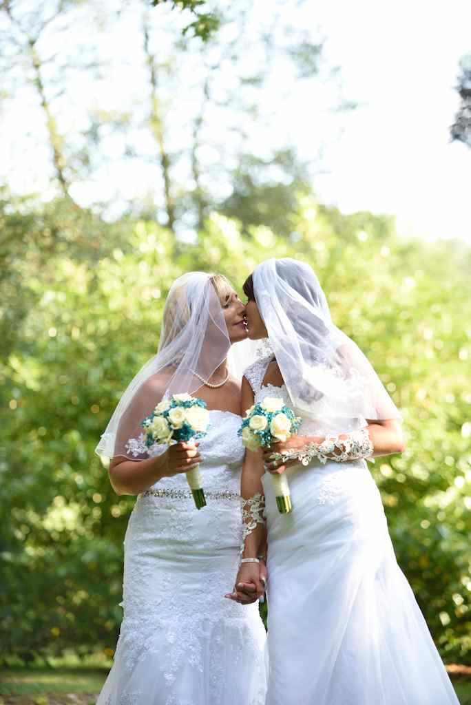 Lesbian brides Kiss Hertfordshire