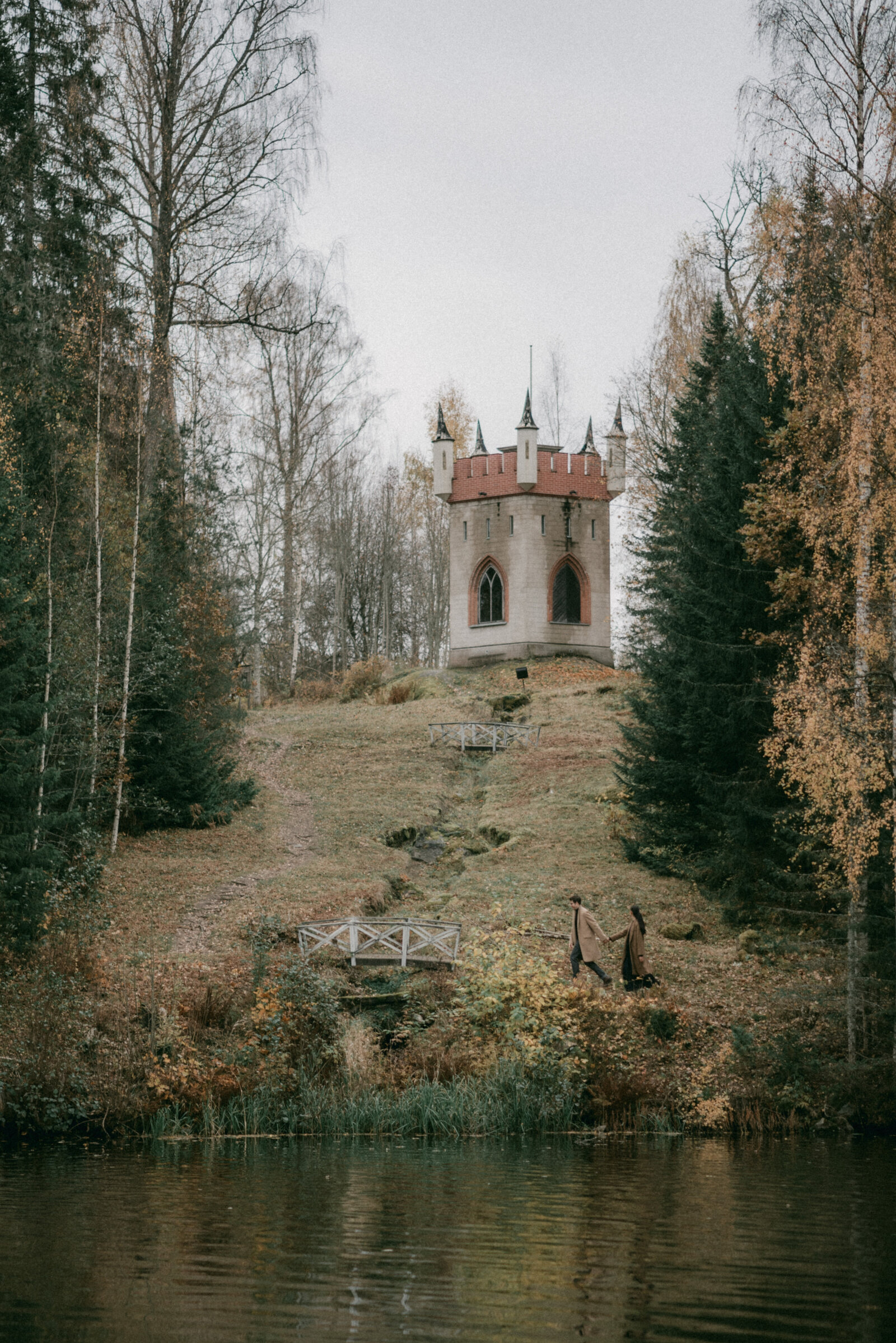 Couple in the park of Mustio Manor on a photography session with photographer Hannika Gabrielsson