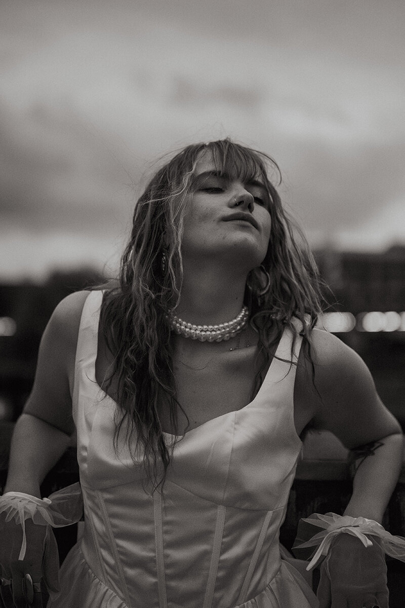 Brud står och blundar med vinden i håret