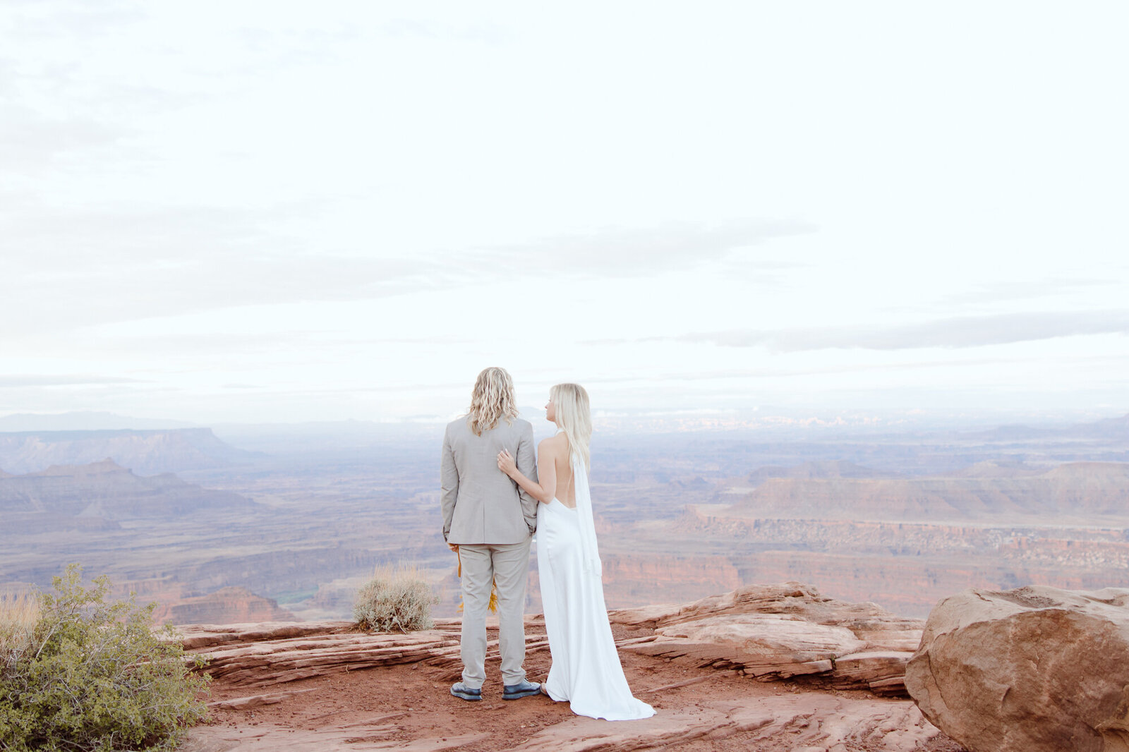 groom and bride looking out at the canyon in Utah