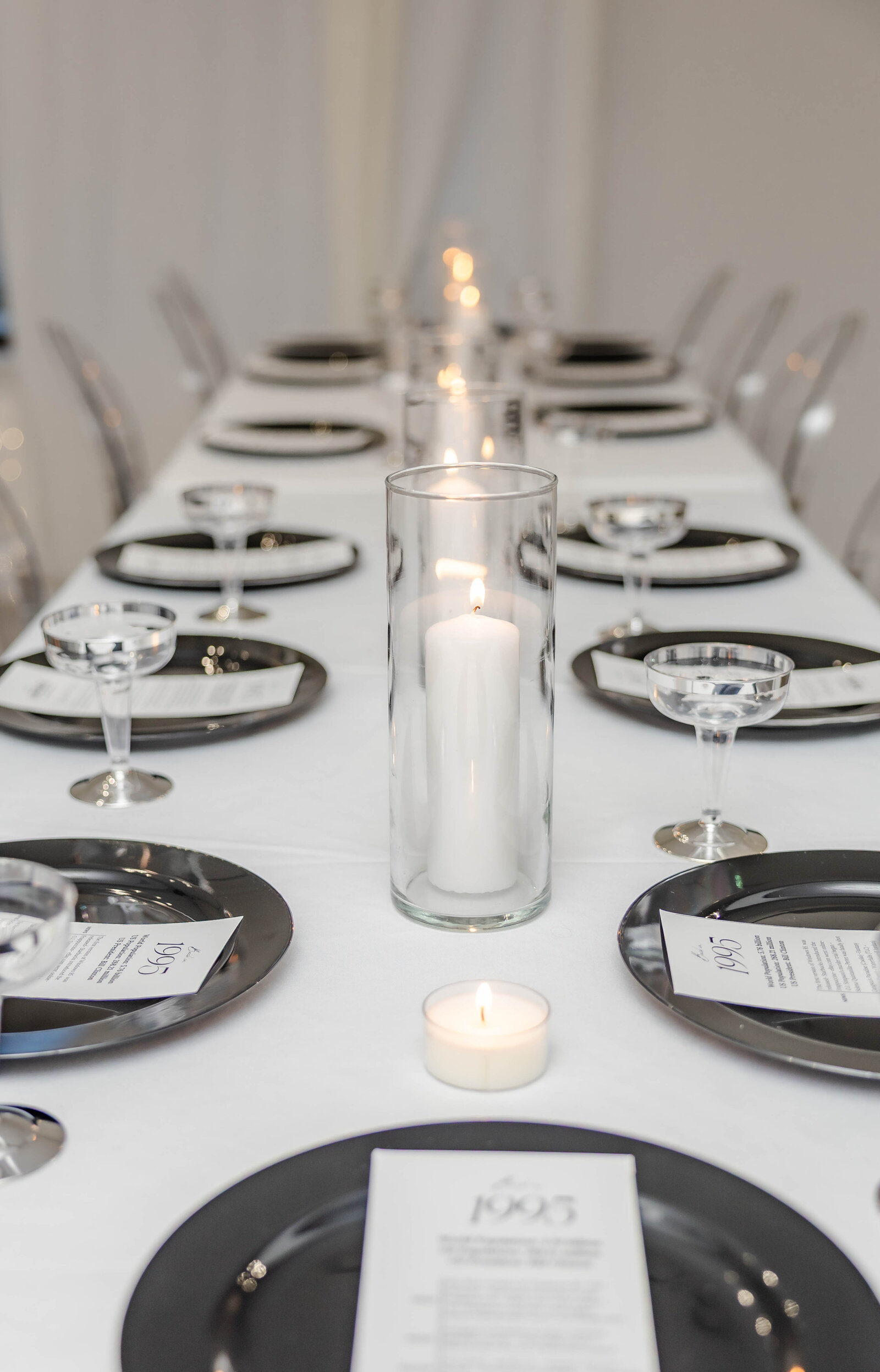 modern-black-and-white-event-tablescape-with-candlelight