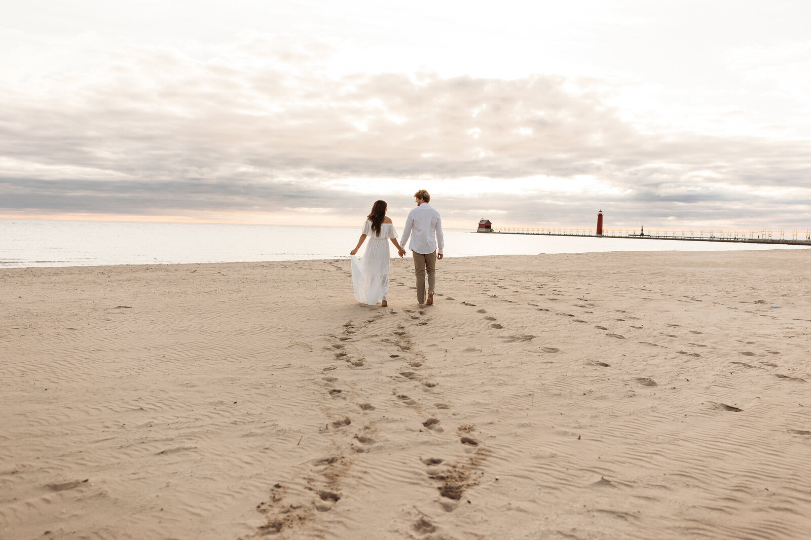 GRAND_HAVEN_AND_LAKE_MICHIGAN_ENGAGEMENT_PHOTOGRAPHER|Courtney_Lushaj_Photography_12