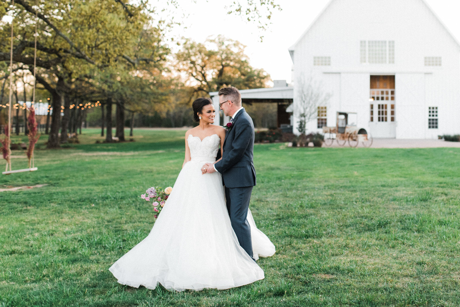 ST LOUIS WEDDING PHOTO BRIDE AND GROOM POSING