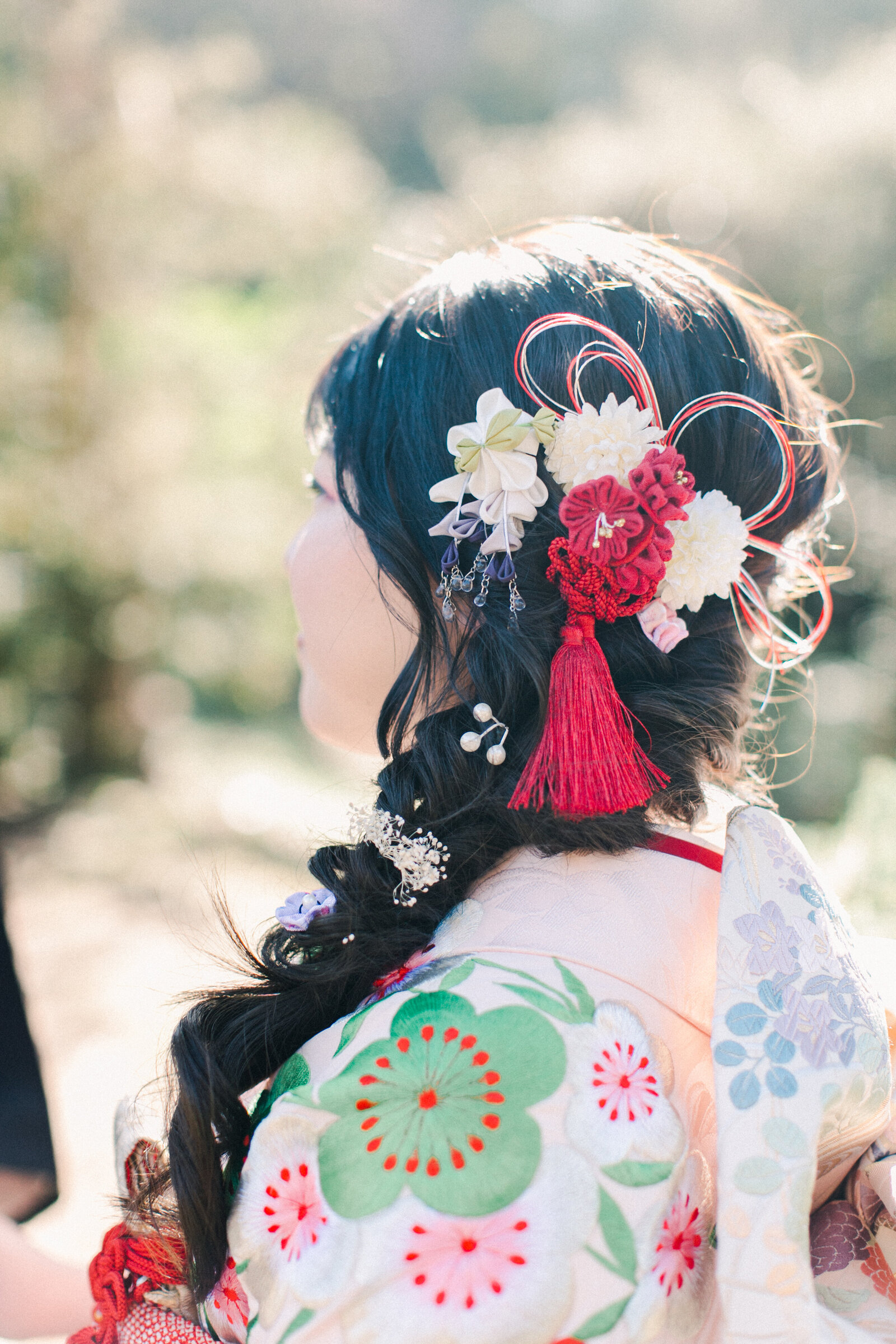 Bride in hikifurisode with tsumamizaiku hair at The Huntington | 着物レンタル 和婚 引振袖 つまみ細工 ハンティントン日本庭園