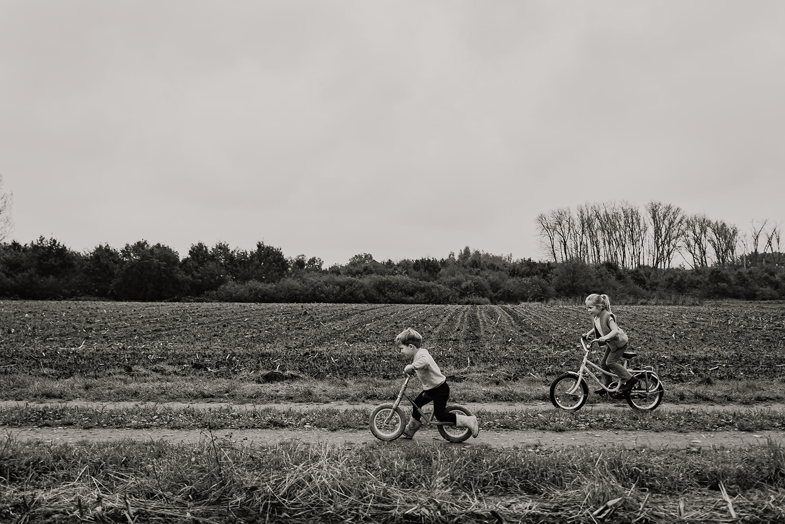 gezinsfotoshoot fotoshoot gezin gezinsfotografie gezinsfotograaf gezinsfotoshoot eindhoven gezinsshoot zwangerschap gezinsshoot buiten spontane gezinsfoto'a slledaags geluk
