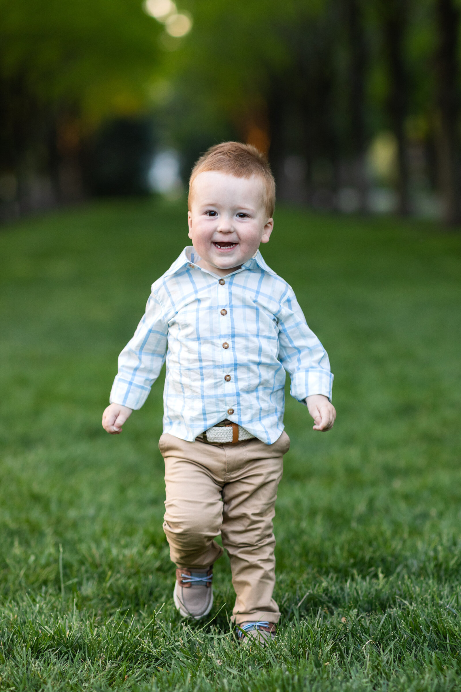 Kansas_City_Family_Photographer_toddler_running_laughing_on_lawn-72