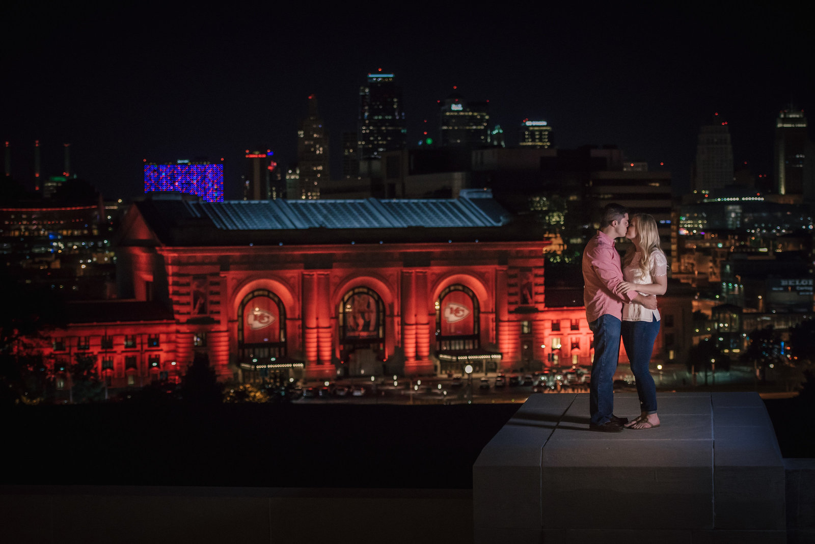 couple kissing in front of Union Station Kansas City