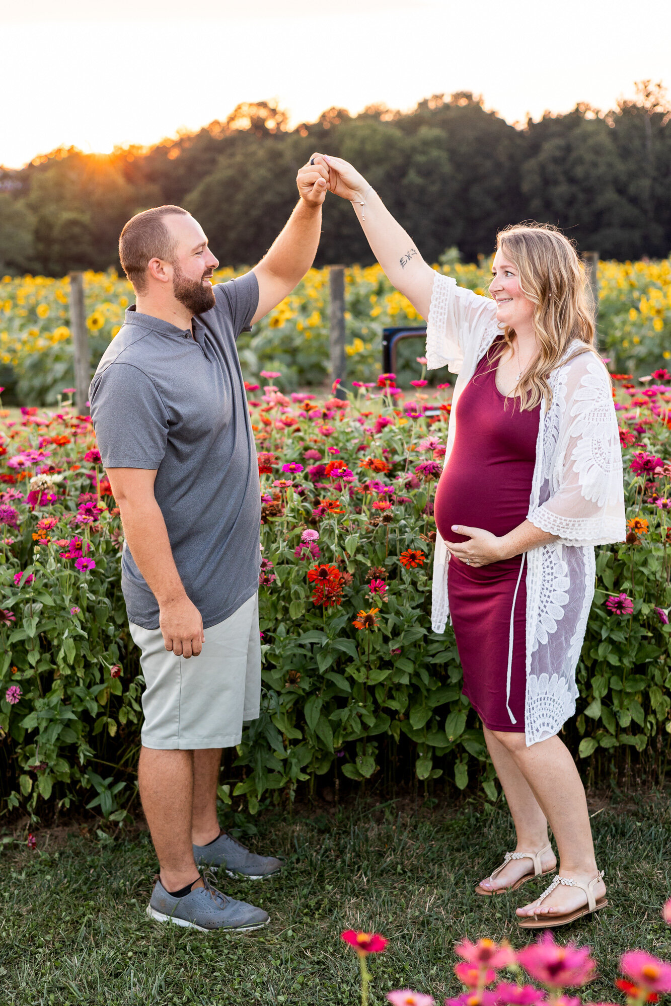 Outdoor-maternity-photography-sunflower-field-Georgetown-KY-photographer