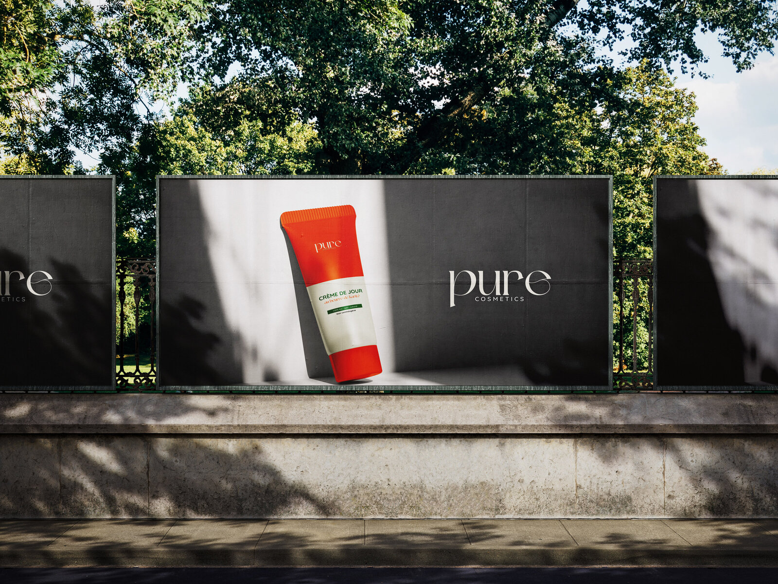 Visuel d'une campagne publicitaire en extérieur, montrant une affiche pour une crème de marque de beauté.