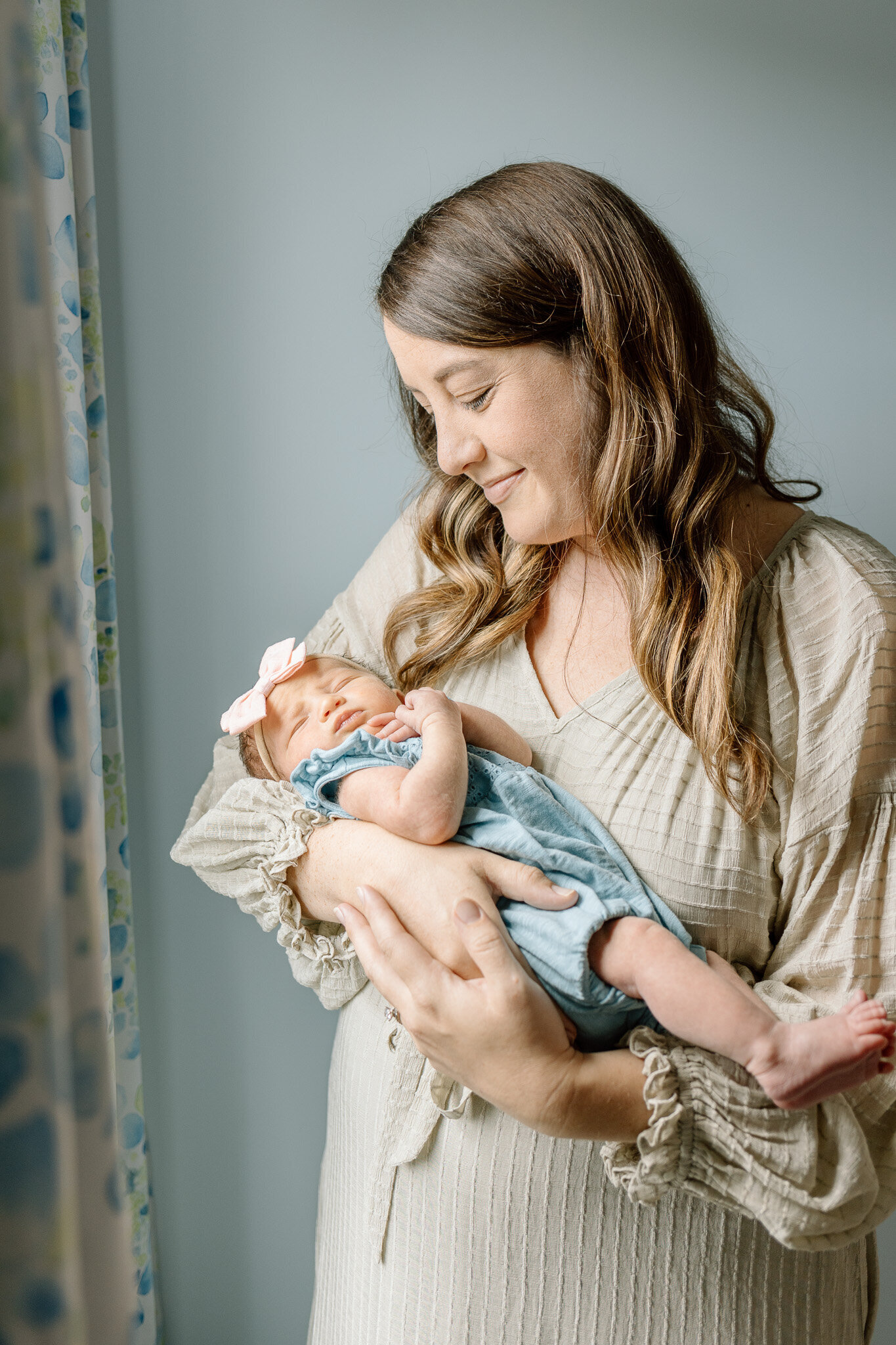 carolinas-newborn-photographer-lifestyle-in-home (2)