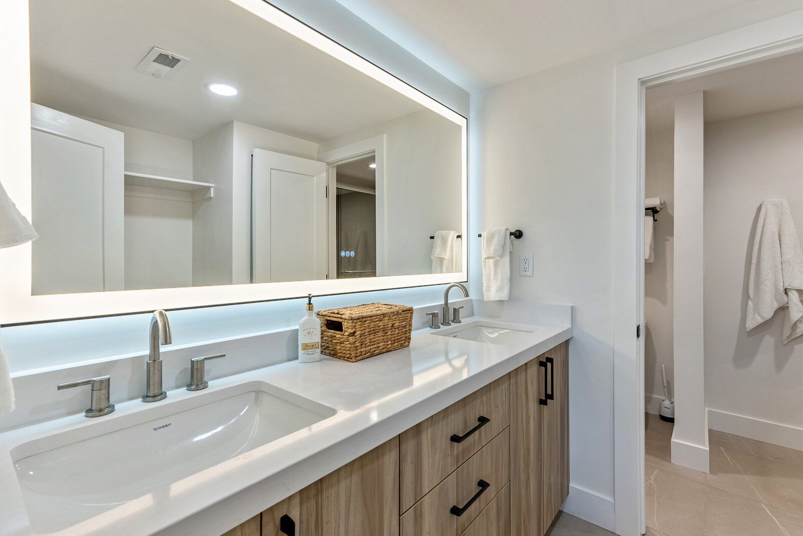 Vacation-Home-Interior-Designer-Chalet-and-Co-bright-modern-bathroom