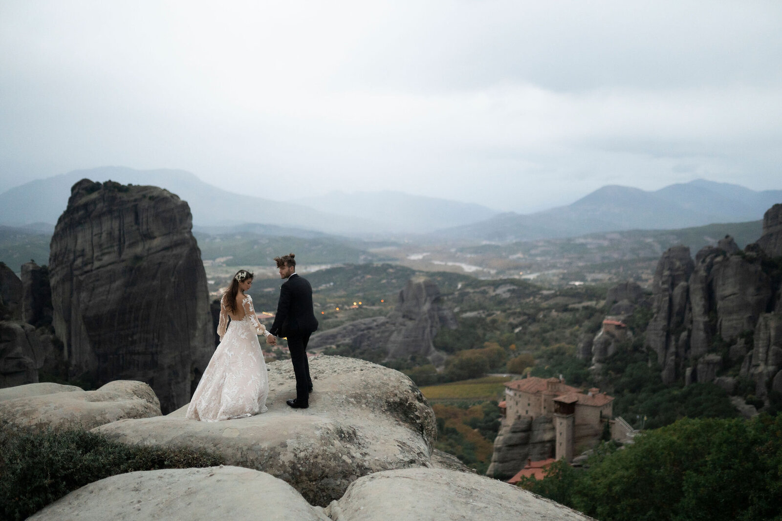 280-Meteora-Kalabaka-Greece-Inspriation-Loves-Story Elopement-Cinematic-Romance-Destination-Wedding-Editorial-Luxury-Fine-Art-Lisa-Vigliotta-Photography