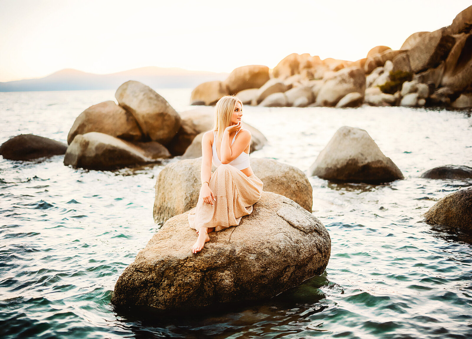 https://static.showit.co/1600/bjWqxtNU9qj54UHdMFlxgQ/55247/folsom-senior-photographer-1.jpg