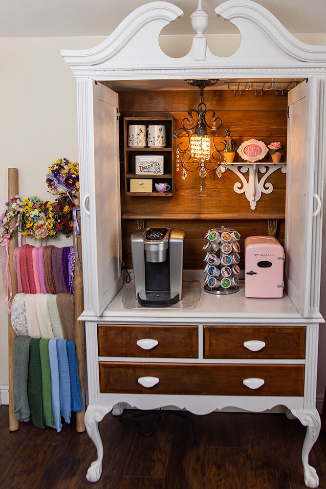 2beautiful-photo-studio-professional-clean-elegant-classy-gallery-wall-boutique-dress-coffee-tea-station