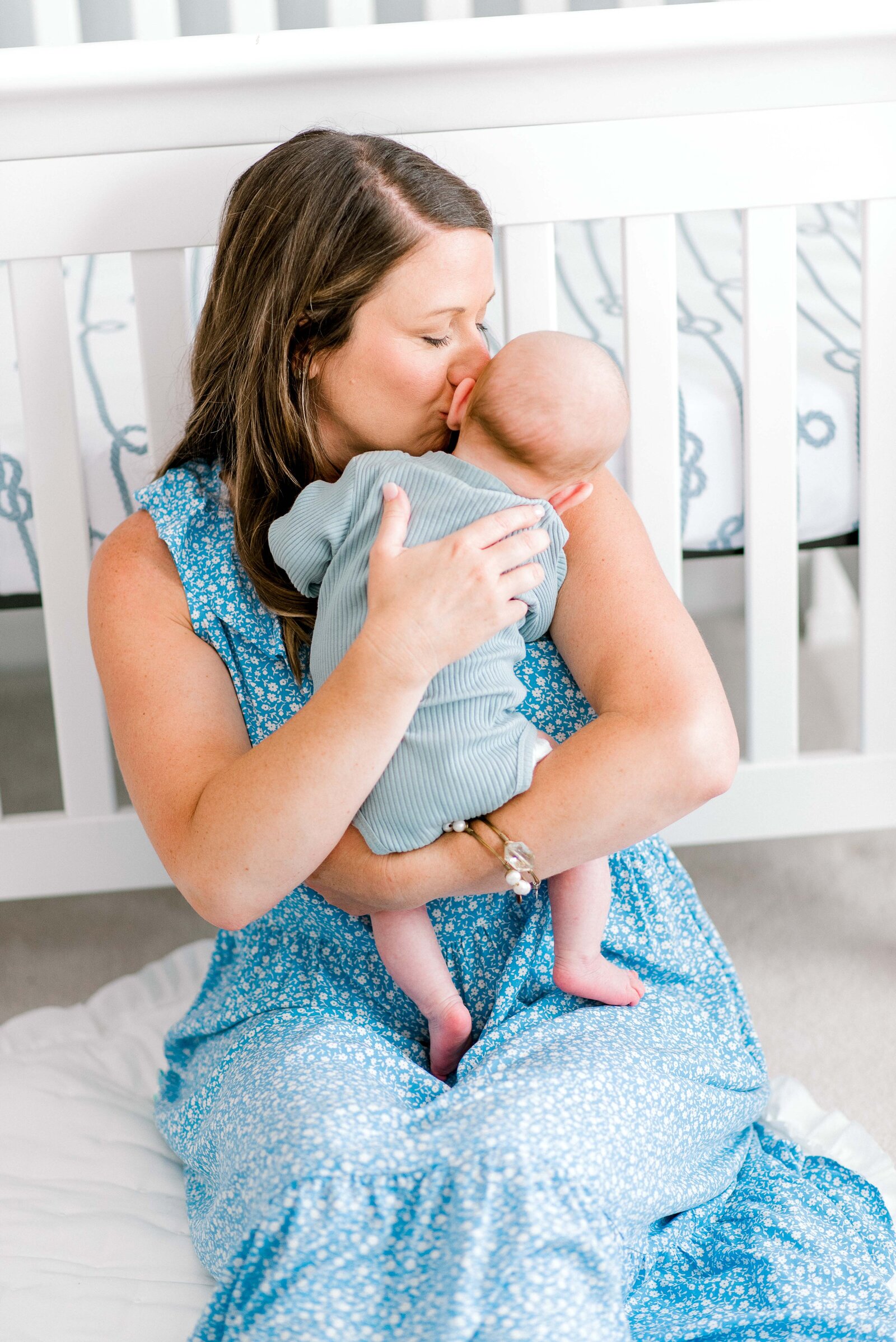 Charlotte-Newborn-Photographer-North-Carolina-Bright-and-Airy-Alyssa-Frost-Photography-In-Home-Family-Session-29