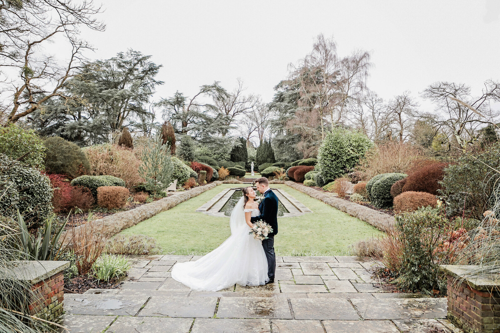 Royal-Berkshire-Hotel-wedding-venue-couple-photos