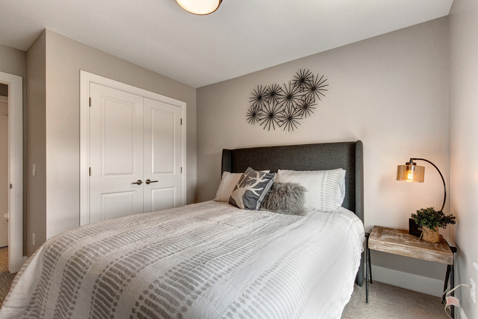 Chalet-and-Co-Vacation-Home-Interior-Designer-styles-bedroom-neutral