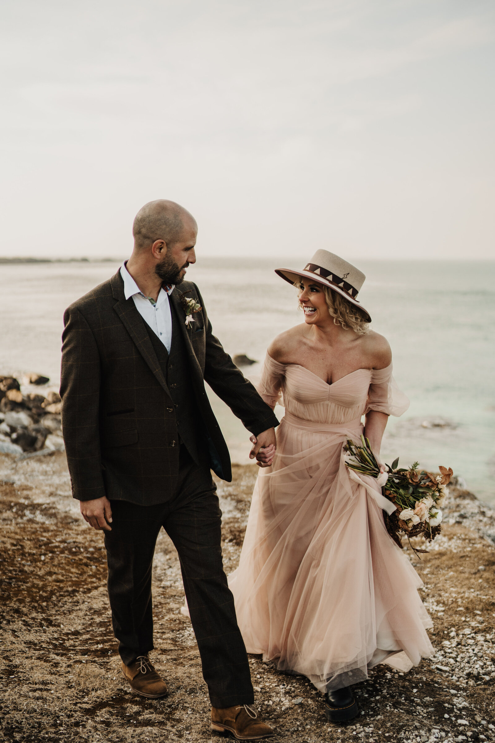 carrick-a-rede-rope-bridge-wedding-01163-72