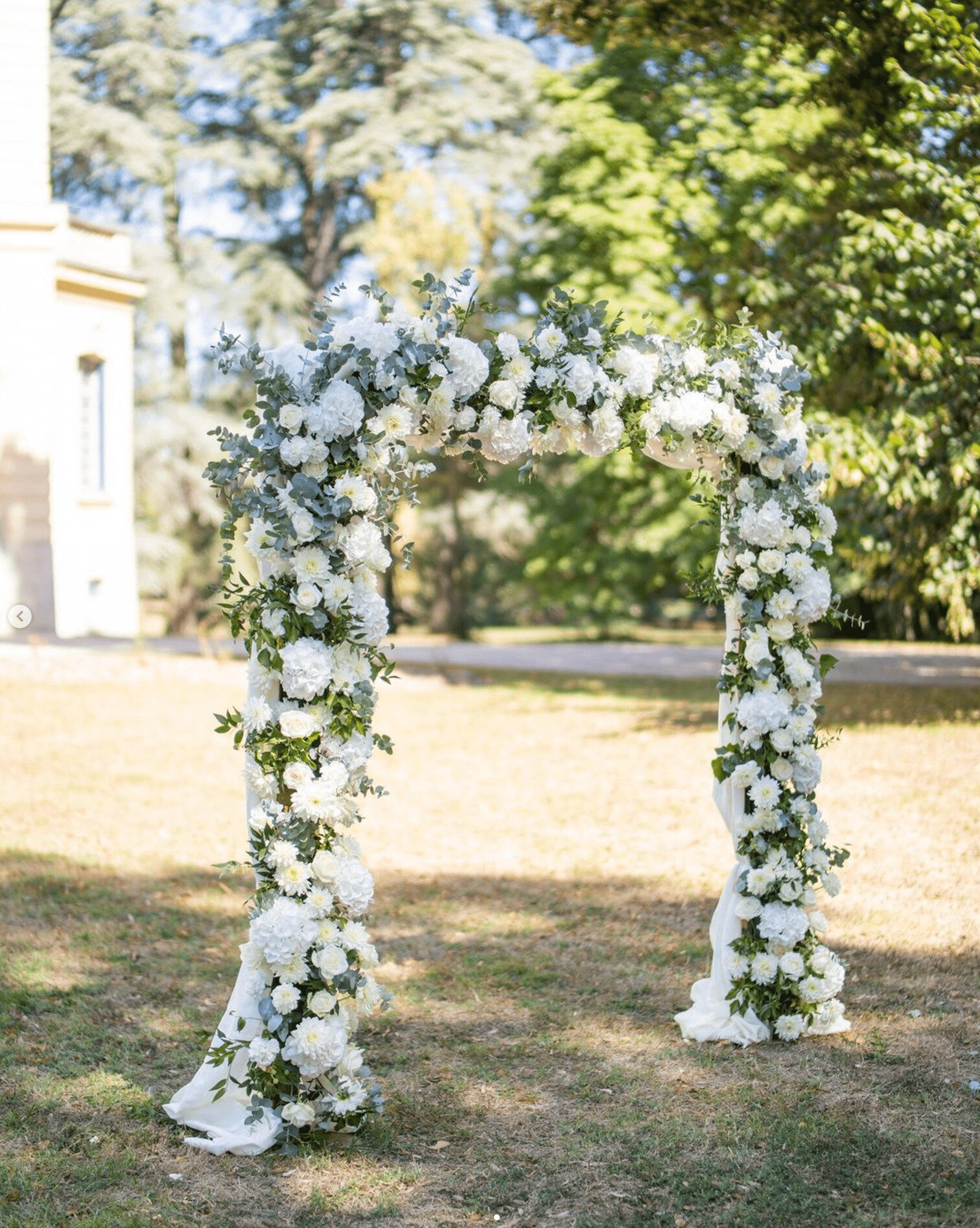 arche-florale-extérieur-fleurs-blanches