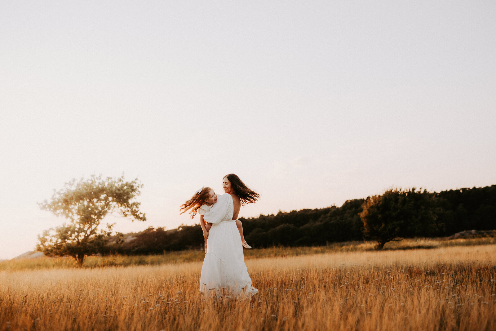 en mamma dansar med hennes dotter på ett fält i göteborg