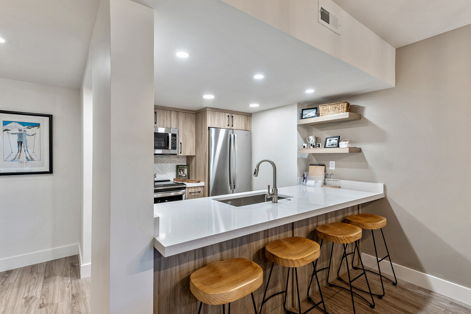 Vacation-Home-Interior-Designer-Chalet-and-Co-kitchen-bar-stools