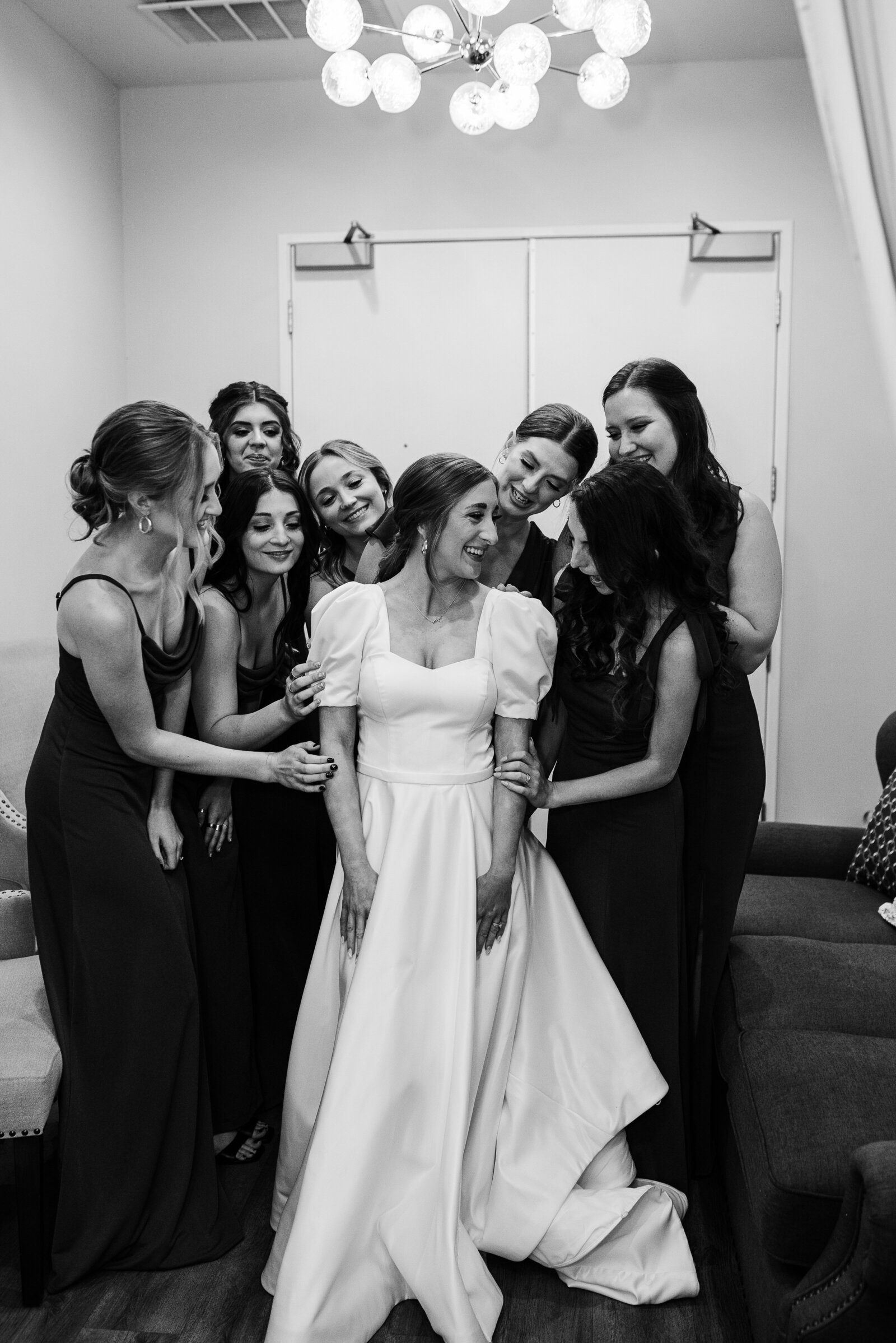 soho63-chandler-wedding-venue-bride-and-bridesmaids-getting-ready
