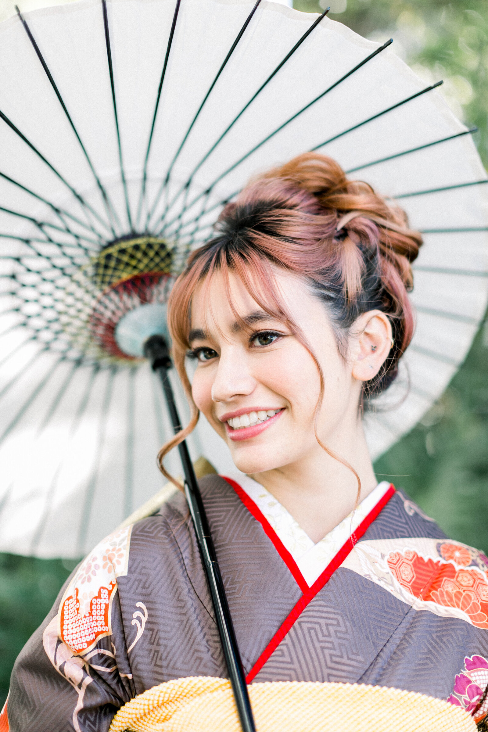 Young woman holding a traditional wagasa umbrella in elegant furisode during a Seijinshiki (coming-of-age) shoot at Brand Park, kimono rental in Los Angeles | ブランドパークで和傘を持つ振袖姿の女性。成人式の着物レンタル撮影。