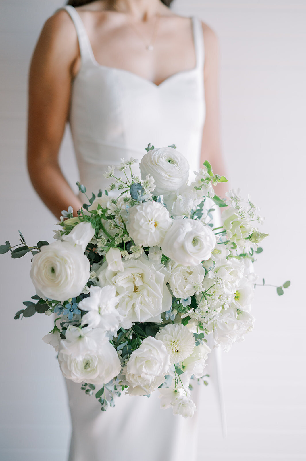 leila-james-events-newport-ri-wedding-planning-luxury-events-castle-hill-inn-gabrielle-and-will-emily-march-photography-all-white-bouquet-SamuelsWedding_0109 copy