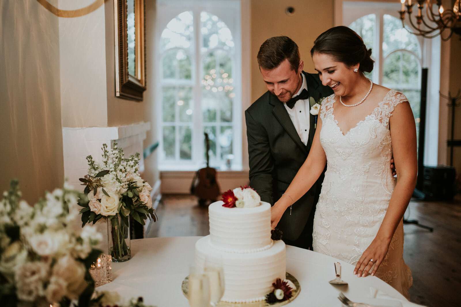 Couple cutting the cake at a wedding in Savannah